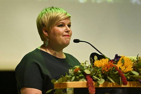Keskustan puheenjohtaja Annika Saarikko arvioi, että Suomella on edessään kahden vaalikauden mittainen talouden vakauttamisen ohjelma. Saarikko kuvattiin keskustan kesäkokouksessa Porissa 23. elokuuta 2022.