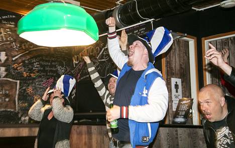 Bar Ladossa juhlittiin Suomen voittoa torstaina. Keskustan fanialueiden ja ravintoloiden rinnalla tamperelainen kiekkobaarikulttuuri sykkii elämää.