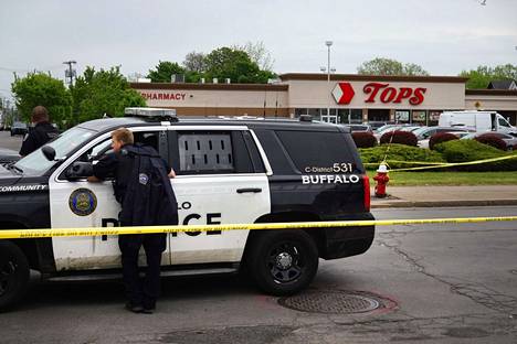 Buffalossa sijaitsevassa valintamyymälässä tehdyssä ampumisessa kuoli kymmenen ihmistä ja kolme muuta haavoittui.