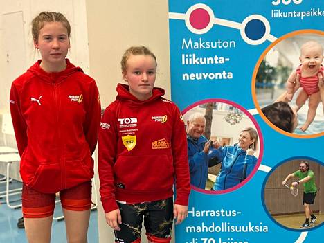 Maija Lehto ja Neela Juvonen edustivat Nokian Pyryä Jyväskylässä vapaapainin SM-kisoissa alle 15-vuotiaiden ikäluokassa.