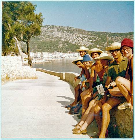 Monen reilaajan mielestä reissun parasta antia olivat uudet tuttavuudet. Tämä joukkio asettui kuvaan Paxosin saarella Kreikassa 1970-luvulla.