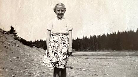 Aune Välimaan (o.s. Mäkelä) kotitilalta kuljetettiin suuri määrä karimaata Kyttälään johtavan tien pohjaksi. Tässä Aune poseeraa alle kymmenvuotiaana maanottoalueella kesällä 1955.