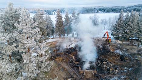 Tulipalossa tuhoutuneen Rautjärven vanhan puukirkon raunioista nousi vielä tapaninpäivänä savua.