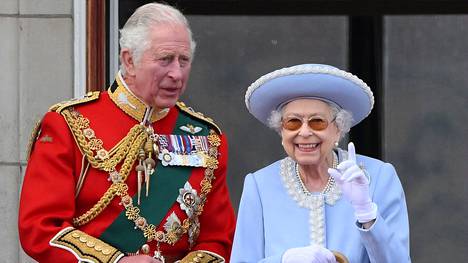 Kuningatar Elisabet seurasi torstaina juhlaparaatia prinssi Charlesin kanssa Buckinghamin palatsin parvekkeelta.