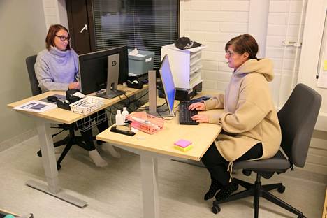 Tietokoneet ovat nykyisin merkittävä apuväline vanhustyössä, toteavat vanhustyön erikoisammattitutkinnon hiljattain suorittaneet Elina Hurtola ja Eija Marttila.