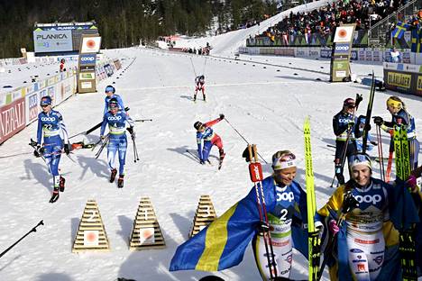 Eveliina Piippo (vas.) ja Krista Pärmäkoski näkivät läheltä Frida Karlssonin ja Ebba Anderssonin mitalijuhlat.