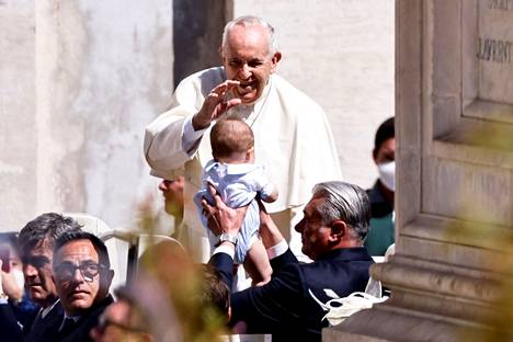 ”Sallikaa lasten tulla minun tyköni”, Jeesus totesi ja hänen sanaansa noudattaen paavi Franciscus siunasi luokseen tuodun vauvan.