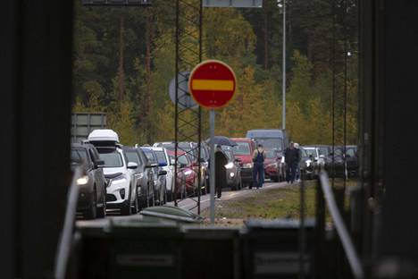 Venäläisiä autoja Vaalimaan raja-aseman jonossa 30. syyskuuta 2022.