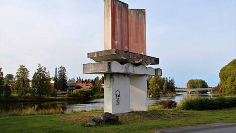 Koskenperkaajien muistomerkki on ollut jo vuosia korjauksen tarpeessa. Heikki Häiväoja teki muistomerkistä alun perin harmaan, mutta se on myöhemmin maalattu valkoiseksi. Nyt osa teoksesta on värjäytynyt ruosteenpunaiseksi.