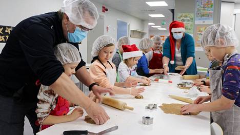 Ihana joulun tuoksu valloitti Einari Vuorelan koulun, kun Tuomo Riikonen, Onerva, Viivi, Sara, Milena, Nina Myllykangas, Pauli, Tatu ja muut jauhopeukalot leipoivat yhdessä piparkakkuja.