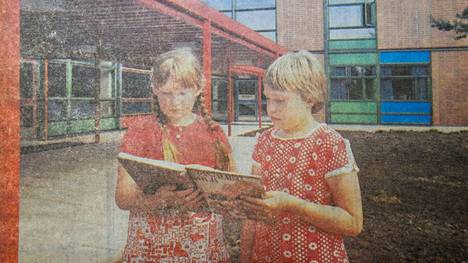 Päivi ja Satu Merilahti aloittelemassa syyslukukauttaan 16. elokuuta 1977. Siskoksista vanhempi Päivi pääsi heti aloittamaan vastavalmistuneessa suurkoulussa.