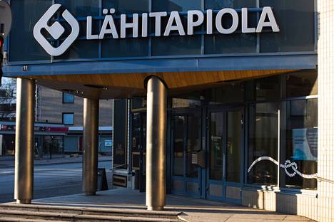 Pirkanmaan Lähi-Tapiolan toimipiste sijaitsee Tampereella Itsenäisyydenkadulla. Pääsisäänkäynti kuvattiin 29. maaliskuuta.
