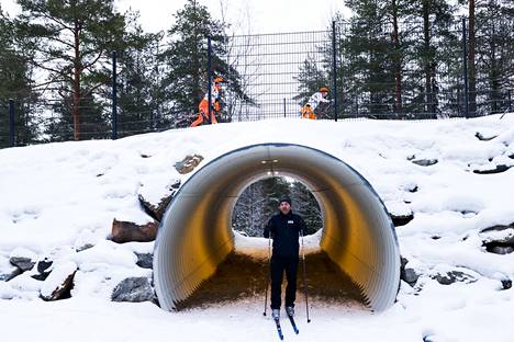Eero Jalkanen oli lauantaina omalla kympin hiiihtolenkillään Niihamasta Kauppiin. Hän päätti kiertää Pirunvuoren kautta. ”Näkee ilmaiseksi kisat samalla”, hän tuumasi.