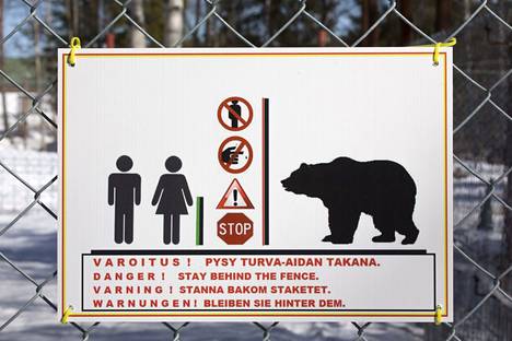 Varoituskyltti kuvattuna Sulo Karjalaisen omistamassa Kuusamon suurpetokeskuksessa Kuusamossa 22. huhtikuuta 2013. 