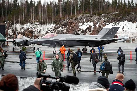 Kaksi F-35-konetta Pirkkalassa helmikuussa 2020, jolloin HX-hanke esitteli medialle kunkin tarjolla olevan konemallin. 