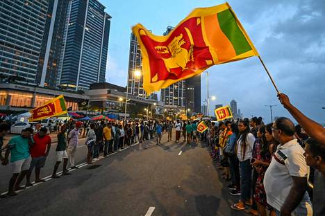 Hallituksenvastaiset mielenosoittajat kokoontuivat Colombossa 10. toukokuuta.