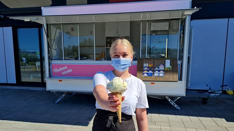 Sara Silvennoinen on kesätöissä Veeran kioskilla Sastamalan Citymarketilla. Helteisenä kesänä jäätelötötteröt ovat tehneet hyvin kauppansa.