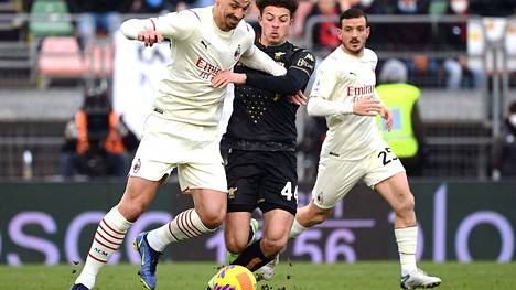 AC Milanin Zlatan Ibrahimovic (vas.) teki sunnuntaina maalin Venezian verkkoon ja saavutti Cristiano Ronaldin merkkipaalun.