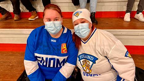 Alle 16-vuotiaiden jääkiekon maaotteluun sunnuntaina tulleet jämsäläiset Oona Reunanen ja Tuula Jokinen kertovat olevansa "henkeen ja vereen” jääkiekkofaneja. Molemmat ovat vankkoja JYP-kannattajia. 