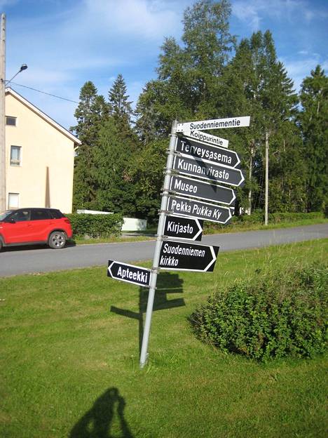 Suodenniemen kunta liitettiin vuoden 2007 alussa Vammalaan. Vielä 15 vuotta myöhemmin kulkijaa opastetaan kohti kunnanvirastoa.