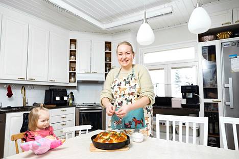 Helena Sand valmistaa ukrainalaista pampushkia ystävänsä Elena Barkovan reseptillä. Barkova itse ei pysty tällä hetkellä leipomaan pampushkia, koska vuokrakodissa, johon perhe on Ukrainassa paennut, ei ole uunia. 1-vuotias Lilja Sand on jo tottunut siihen, että kotona valmistuu nykyisin usein ukrainalaisia makuja.