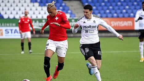 HIFK:n Macario Hing-Glover (vas.) ja FC Lahden Altin Zeqiri kamppailivat pallosta maanantain ottelussa, jonka FC Lahti voitti 3–0.