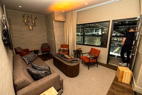 Kaksi saunaa sisältävä arena view lounge on suurin niistä hotellin huoneista, joista näkee kaukaloon.