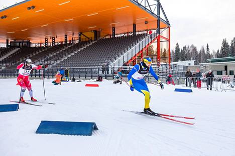 Maaret Pajunoja (oikealla) hiihtää kahden viikon päästä Kaupissa järjestettävissä SM-kisoissa parisprinttiä Krista Pärmäkosken kanssa, ellei Tour de Skistä palautuminen tuo muutoksia Suomen tähtihiihtäjän ohjelmaan.