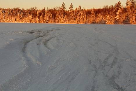 Kyynijärvelle on tehty luvaton jäärata jo useana talvena. Kuva tammikuulta 2019.