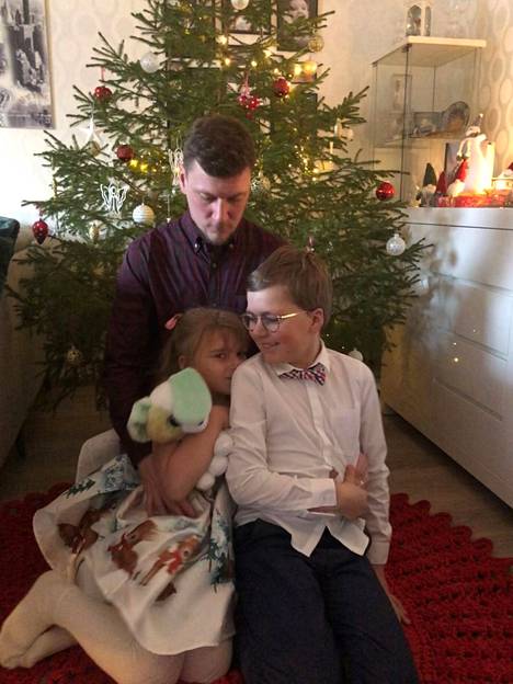 Isän syli tekee joulumielen, Akusti ja Eevi Julkunen Nakkilasta kertovat ja toivottavat hyvää joulua. 