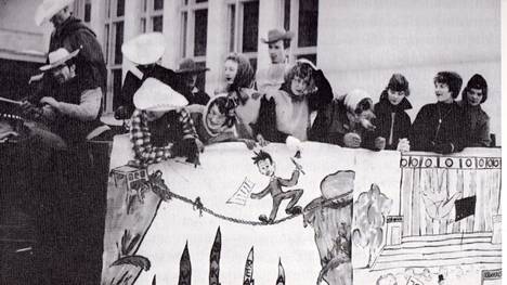 Penkkarijuhlintaa vuodelta 1962. Kuva on skannattu Pälkäneen Yhteiskoulun historiikista. Kuvattu 23.2.1962.