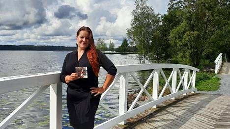 Minna Saarinen on 20 naislaulajan joukossa Tangomarkkinoiden laulukisassa. Laulaja kuvattiin vuonna 2021 hänen julkaistuaan debyyttisinkkunsa.