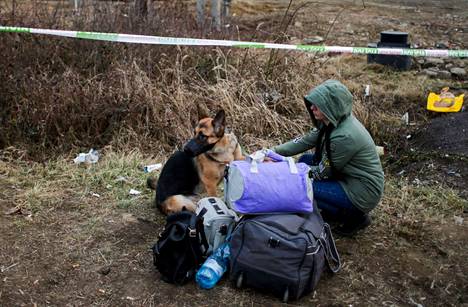 Ihmisiä pakeni Ukrainasta pieneen Vyšné Nemeckén kylään Slovakian puolelle. Kylään saapui myös nainen koiransa ja matkatavaroidensa kanssa 1. maaliskuuta 2022. 
