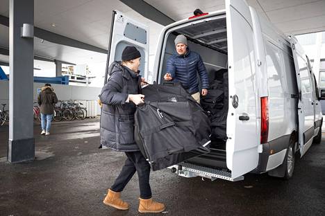 Kooveen maalivahti Samu Pakarinen ja huoltaja Tommi Pajunen nostelevat varustekasseja autoon.