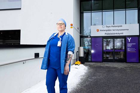Anestesia- ja instrumenttihoitaja Sanna Viherlehto työskentelee leikkaussalihoitajana Hatanpään sairaalassa Tampereella. Hoitajat kertovat kieltäytyvänsä ylitöistä, koska korvausperusteet heikentyivät, kun Pirkanmaan hyvinvointialue aloitti toimintansa vuoden 2023 alussa.
