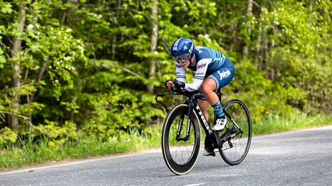 Arkistokuvassa vuodelta 2019 Lotta Henttala oli Trek-Segfrado-tallin pyöräilijä. Hänen ex-tallinsa noudattaa nykyään linjaa, jossa mies- ja naispyöräilijöiden minimipalkat ovat yhtenäiset. 