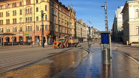 Hämeenkatua puhdistettiin aikaisin lauantaiaamuna Keskustorin kohdalla Tampereella.