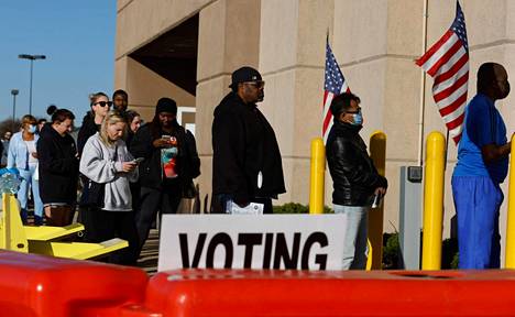 Ihmisiä jonottamassa äänestyspisteelle Yhdysvaltojen välivaaleissa 7. marraskuuta Ohion osavaltiossa Yhdysvalloissa. 