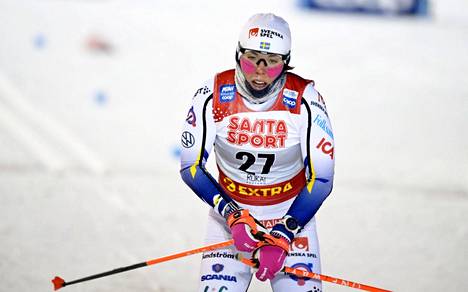 Ruotsin hiihtotähden Charlotte Kallan alkukausi on ollut vaikea. Kuva Rukan maailmancupista perinteisen hiihtotavan 10 kilometrin kisasta, jossa Kalla oli 23:s.