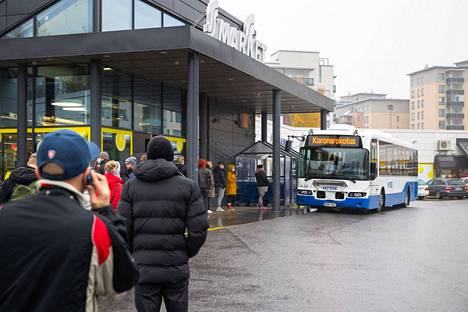Ihmiset jonottivat rokotusbussiin Tampereella Kaukajärven S-marketin pihassa lokakuussa. 