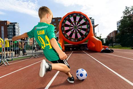 Seinäjoelta kotoisin oleva seitsemänvuotias Benjamin Paavola kävi serkkujensa luona Tampereella. Benjamin pelaa SJK:ssa, ja hänen suosikkipelaajansa on Lionel Messi.