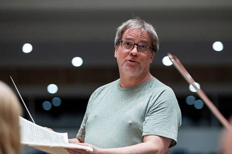 John Storgårds on Tampere Filharmonian entinen ylikapellimestari. Nykyisin hän toimii BBC:n filharmonikkojen ylikapellimestarina Englannissa.