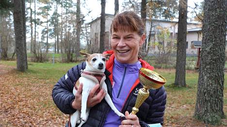 Tiina Kauppila nauttii nyt toisen kerran Niinisalon maratonpuolikkaasta. Kotiin Helsinkiin lähti iloinen voittaja Maisa-koiran ja pokaalin kanssa.