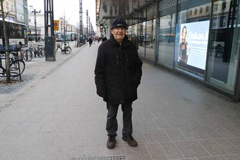 Timo Järveläinen toteaa, että lämmitetty Hämeenkadun jalkakäytävä on usein litimärkä lumisateella, mikä voi aiheuttaa jäätä kengän pohjaan lämmittämättömälle osuudelle astuttaessa.