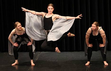 Tanssistudio Minna Kosken kevätnäytöksessä tanssittiin maailmankuulun baletin musiikit. Tässä esiintymisvuorossa jazztanssijat. 