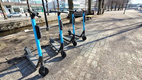 Aiemmin Raumalla kaupunkikeskustassa on voinut vuokrata polkupyöriä. Nyt katukuvaan ovat tulleet sähköpotkulaudat.