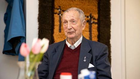 ”Puolustimme joka ainutta neliötä”, muistelee sotaveteraani Pentti Heinijoki, 97. Hän lähti palvelukseen vapaaehtoisena ja toimi jatkosodassa taistelulähettinä kevytosasto 16:ssa. Myös Heinijoen isä osallistui sotaan. ”Kyllä me yritimme parhaamme tehdä.”