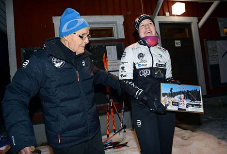 Vuoden 2019 arkistokuvassa liikuntaneuvos Antero Kekkonen on Hakan hiihtäjän Sonja Leinamon kanssa kuvattuna. 