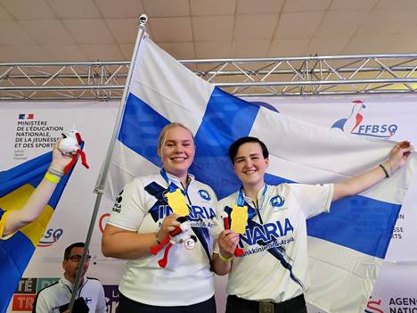 Peppi Konsteri (vas.) ja Mila Nevalainen tuulettivat junioreiden EM-kultaa.
