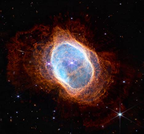 Tässä kuvassa on kuvattu kohteen NGC 3132 kaasua ja sumua. Se tunnetaan myös nimellä Eteläinen rengassumu. Eteläinen rengassumu sijaitsee Purjeen tähdistössä noin 2 500 valovuoden päässä.